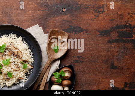 Risotto aux champignons délicieux habillé de fromage parmesan et le persil. Top View with copy space Banque D'Images