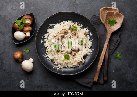 Risotto aux champignons délicieux habillé de fromage parmesan et le persil. Vue d'en haut Banque D'Images