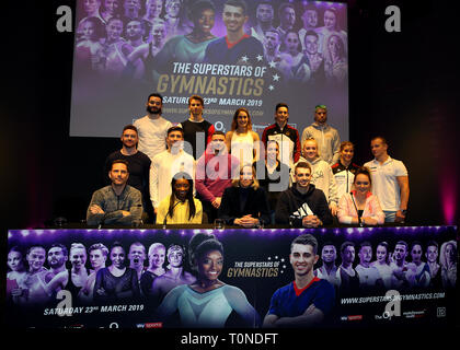 Emily Frazer de Matchroom pose avec les juges et les superstars de la gymnastique au cours de la conférence de presse au Crystal, Londres. Banque D'Images