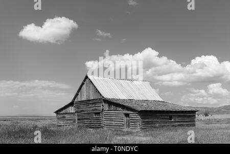 Début Mormon homestead, désormais abandonnée, au milieu de la prairie à Mormon Row, près de Jackson, Wyoming, USA. Banque D'Images