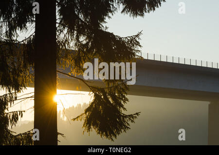 Brücke im Sonnenaufgang Banque D'Images