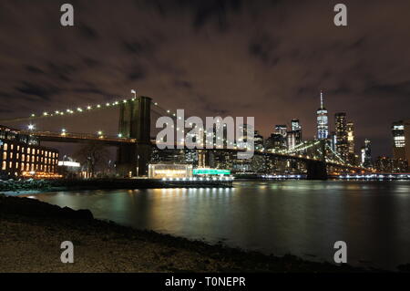 Pont de Brooklyn de nuit avec des toits de Manhattan en arrière-plan, extraite du Dumbo, Brooklyn. Banque D'Images