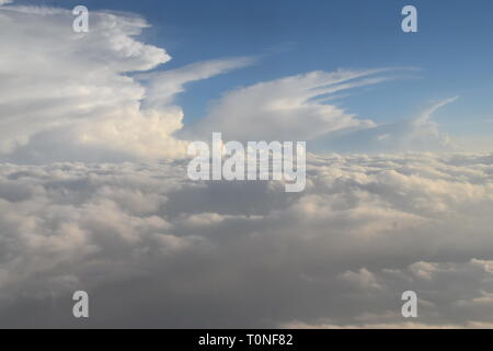 Gamme de nuages vu d'avion Banque D'Images