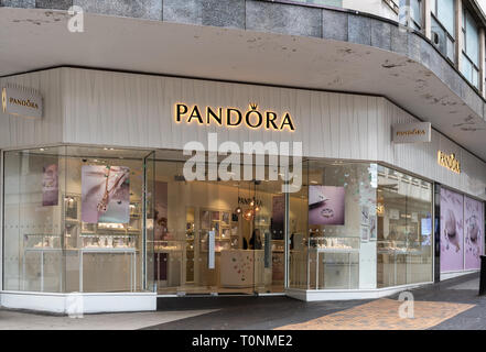 Birmingham, Angleterre - le 17 mars 2019 : l'avant de Pandora Jewellers shop dans High Street Banque D'Images