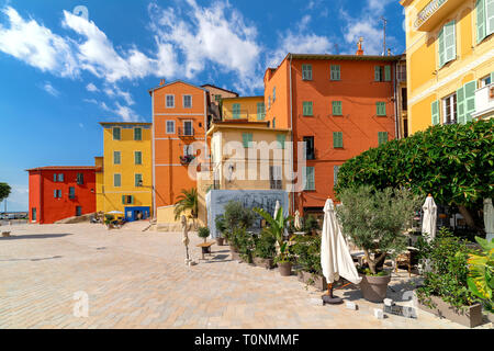 Place de la ville et ses maisons colorées à Menton, France. Banque D'Images