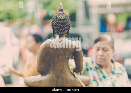 La THAÏLANDE KANCHANABURI - AVRIL 17 : personnes non identifiées douche le moine sculpture dans Songkran festival on Avril 17,2018 Udommongkol Kanchanab au Wat en Banque D'Images