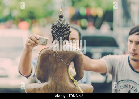 La THAÏLANDE KANCHANABURI - AVRIL 17 : personnes non identifiées douche le moine sculpture dans Songkran festival on Avril 17,2018 Udommongkol Kanchanab au Wat en Banque D'Images