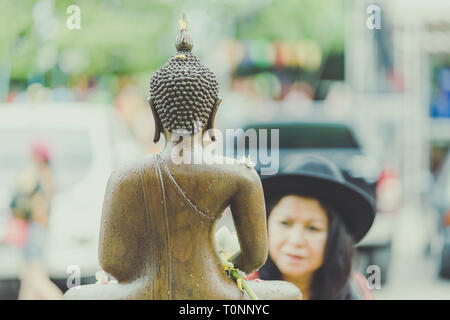 La THAÏLANDE KANCHANABURI - AVRIL 17 : personnes non identifiées douche le moine sculpture dans Songkran festival on Avril 17,2018 Udommongkol Kanchanab au Wat en Banque D'Images