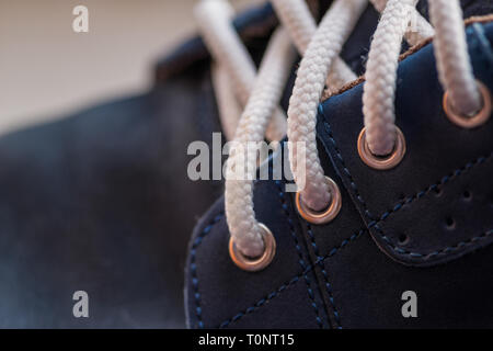 Chaussures en cuir (Nubuck), l'accent sur les détails. Un plan macro avec une faible profondeur de champ. Banque D'Images