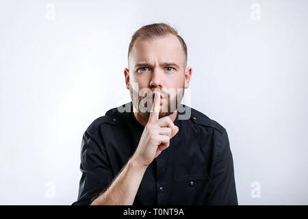 Portrait de l'homme élégant avec beard show sign silence Banque D'Images