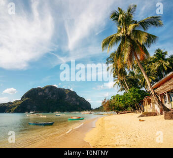 Corong Corong plage avec des embarcations traditionnelles à El Nido, l'île de Palawan, Philippines Banque D'Images