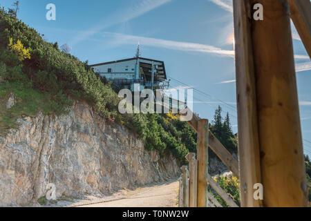 Une protection contre les avalanches de piliers en bois avec des lattes de bois monté en diagonale sur la station à la montagne Tegelberg le long d'un sentier de randonnée en Bavière Banque D'Images