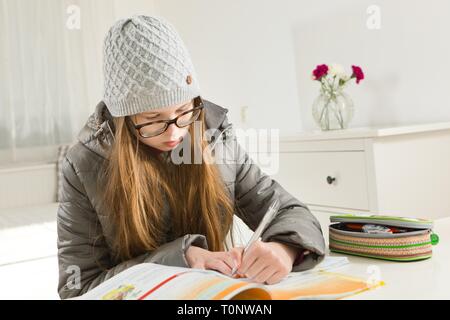 Robes entièrement adolescente va devoir en condition difficile - chauffage ne fonctionne pas en hiver - crise du gaz. Banque D'Images