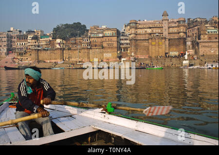 Homme de bateau sur le Gange (Inde) Banque D'Images