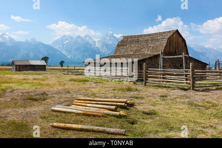 Début Mormon homestead, désormais abandonnée, au milieu de la prairie, il est entouré par les Tetons à Mormon Row, près de Jackson, Wyoming, USA. Banque D'Images