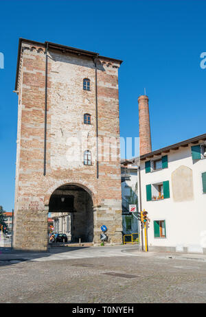 Udine, Frioul-Vénétie Julienne, Italie. Vue de la porte de la vieille ville d'Villalta tower. Banque D'Images