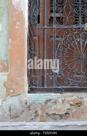 Détail de caractéristiques architecturales y compris une porte de fer et de bois à l'entrée d'un bâtiment dans la Vieille Havane, Cuba. Banque D'Images