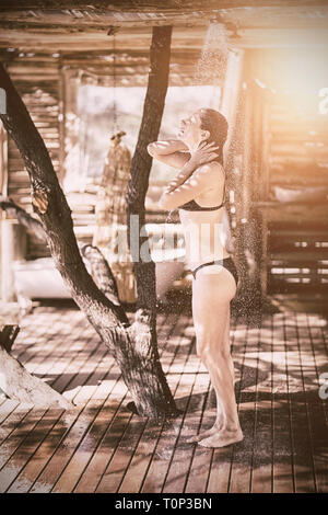 Woman taking baignoire en douche Banque D'Images