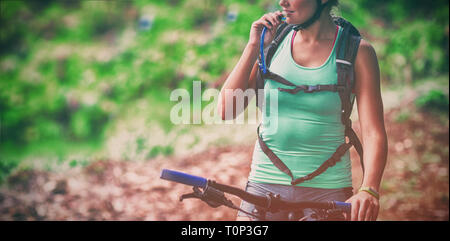 Athlétisme féminin l'eau potable de la hydration pack Banque D'Images