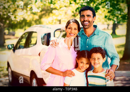 Famille heureuse sur un pique-nique debout à côté de leur voiture Banque D'Images