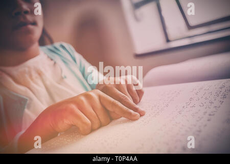 Girl en utilisant le braille pour lire Banque D'Images