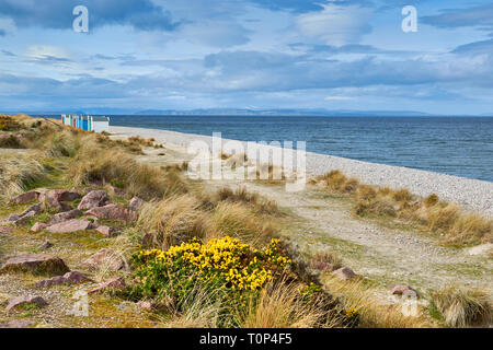 MORAY ECOSSE FINDHORN BEACH CHALETS colorés ou des cabanes de plage NEIGE SUR LES COLLINES ET BLACK ISLE Banque D'Images