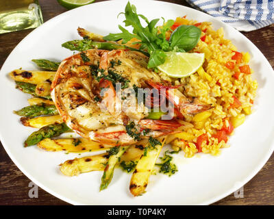 Langoustines grillées - Tigrée avec du riz et des asperges Banque D'Images