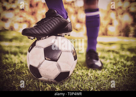 Vue en gros de chaussures de football dans le cadre de ballon park Banque D'Images