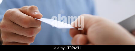 La main des hommes en fonction de donner carte blanche Banque D'Images