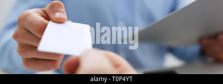 La main des hommes en fonction de donner carte blanche Banque D'Images