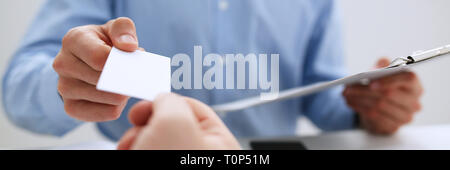 La main des hommes en fonction de donner carte blanche Banque D'Images