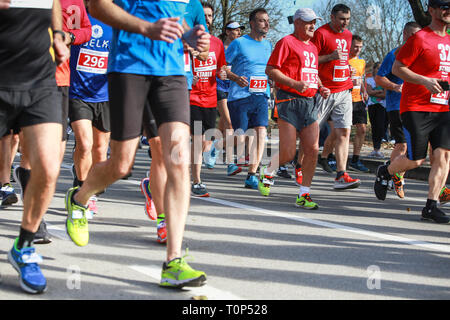 Zagreb, Croatie - 11 novembre 2018 : une vue de face des gens courir à la 32. Ivan Starek la moitié au lac Jarun à Zagreb, Croatie. Banque D'Images