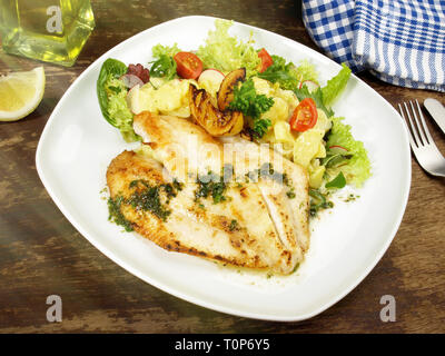 Saint Pierre poisson avec la salade de pommes de terre Banque D'Images