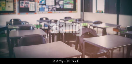 Classe vide avec un bureau et des chaises Banque D'Images