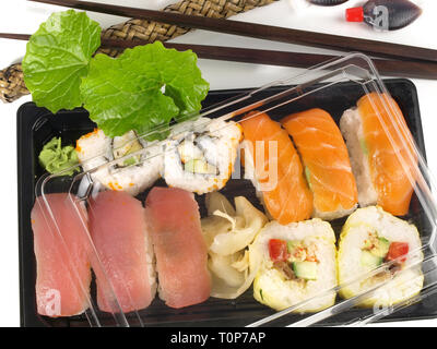 Fort avec différents Sushi et Wasabi sur fond blanc Banque D'Images