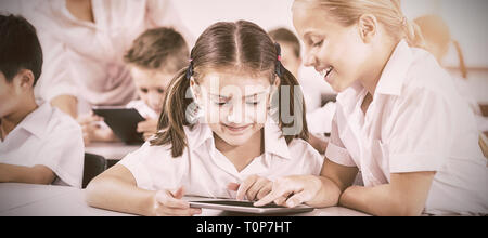 Les enfants lors de l'utilisation de tablettes numériques en classe Banque D'Images