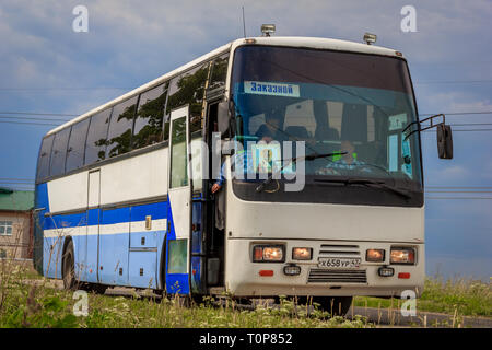 Bleu sur le terrain. Le bus est sur le terrain. Pskov, Russie, le 11 juin, 2018 Banque D'Images