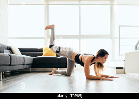 Femme adulte, les jambes et le dos de la formation faisant Plank âne Kicks Banque D'Images