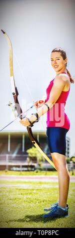Athlète féminin practicing archery Banque D'Images