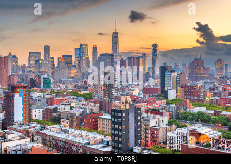 New York, New York, USA Le centre-ville de ville sur le Lower East Side au crépuscule. Banque D'Images