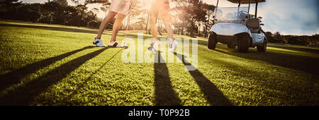 Joueur de golf heureux couple giving high five Banque D'Images