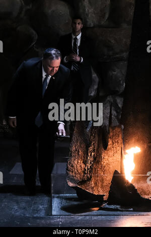 Jérusalem, Israël. 21 mars, 2019. Secrétaire d'État des États-Unis d'Amérique, MICHAEL MIKE POMPEO (L), des visites de l'Holocauste Yad Vashem monde découvrir le 'Centre de la mémoire clignote - Photographie pendant l'Holocauste' exposition, participer à une cérémonie commémorative dans la salle du Souvenir et la signature du livre d'or. Pompeo en Israël vient en amont d'une rencontre entre Trump et Netanyahu prévue pour le 25 mars, 2019, à Washington, peut-être la signalisation de crédit aux États-Unis : Alon Nir/Alamy Live News Banque D'Images