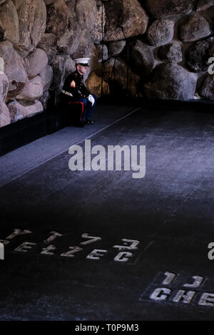 Jérusalem, Israël. 21 mars, 2019. Secrétaire d'État des États-Unis d'Amérique, Pompeo, visites de l'Holocauste Yad Vashem monde découvrir le 'Centre de la mémoire clignote - Photographie pendant l'Holocauste' exposition, participer à une cérémonie commémorative dans la salle du Souvenir et la signature du livre d'or. Credit : Alon Nir/Alamy Live News Banque D'Images