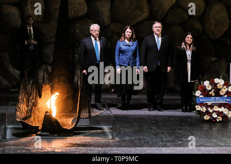 Jérusalem, Israël. 21 mars, 2019. Secrétaire d'État des États-Unis d'Amérique, MICHAEL MIKE POMPEO (2e R), visites de l'Holocauste Yad Vashem monde découvrir le 'Centre de la mémoire clignote - Photographie pendant l'Holocauste' exposition, participer à une cérémonie commémorative dans la salle du Souvenir et la signature du livre d'or. Pompeo en Israël vient en amont d'une rencontre entre Trump et Netanyahu prévue pour le 25 mars, 2019, à Washington, peut-être la signalisation de crédit aux États-Unis : Alon Nir/Alamy Live News Banque D'Images