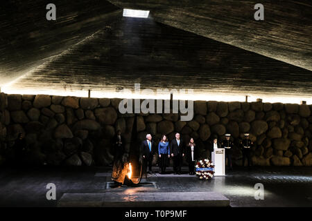 Jérusalem, Israël. 21 mars, 2019. Secrétaire d'État des États-Unis d'Amérique, MICHAEL MIKE POMPEO, visites de l'Holocauste Yad Vashem monde découvrir le 'Centre de la mémoire clignote - Photographie pendant l'Holocauste' exposition, participer à une cérémonie commémorative dans la salle du Souvenir et la signature du livre d'or. Pompeo en Israël vient en amont d'une rencontre entre Trump et Netanyahu prévue pour le 25 mars, 2019, à Washington, peut-être la signalisation de crédit aux États-Unis : Alon Nir/Alamy Live News Banque D'Images