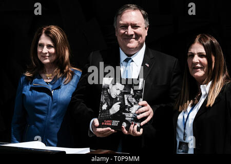 Jérusalem, Israël. 21 mars, 2019. Secrétaire d'État des États-Unis d'Amérique, MICHAEL MIKE POMPEO (C), des visites de l'Holocauste Yad Vashem monde découvrir le 'Centre de la mémoire clignote - Photographie pendant l'Holocauste' exposition, participer à une cérémonie commémorative dans la salle du Souvenir et la signature du livre d'or. Pompeo en Israël vient en amont d'une rencontre entre Trump et Netanyahu prévue pour le 25 mars, 2019, à Washington, peut-être la signalisation de crédit aux États-Unis : Alon Nir/Alamy Live News Banque D'Images