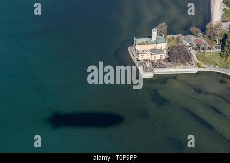 Friedrichshafen, Allemagne. Mar 21, 2019. L'ombre de la Zeppelin NT (nouvelle technologie) peut être vu sur le lac de Constance à côté du château de Montfort à Langenargen. Crédit : Felix Kästle/dpa/Alamy Live News Banque D'Images