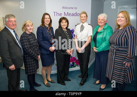 Larbert, Falkirk, UK. 21 mars 2019. Sur la photo : (gauche - droite) Alex chef Linkston Président NHS Forth Valley ; Cathie Cowan - Chef de la NHS Forth Valley ; Dr Catherine Calderwood - Médecin-chef de gouvernement écossais ; Jeane Freeman MSP - Secrétaire du Cabinet pour la santé et le sport, Gillian MacDonald - Sous-chef de police, Lynn Wadell - NHS Forth Valley égalité ; Hazel Sommerville - la violence basée sur le genre et le gestionnaire responsable du Centre. Crédit : Colin Fisher/Alamy Live News Banque D'Images