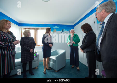 Larbert, Falkirk, UK. 21 mars 2019. Sur la photo : (gauche - droite) Hazel Sommerville - la violence basée sur le genre et le gestionnaire de centre de plomb ; Cathie Cowan - Chef de la NHS Forth Valley ; Dr Catherine Calderwood - Médecin en chef pour le gouvernement écossais ; Lynn Wadell - NHS Forth Valley égalité ; Jeane Freeman MSP - Cabinet Secrétaire de la Santé et du Sport ; Alex chef Linkston Président NHS Forth Valley. Crédit : Colin Fisher/Alamy Live News Banque D'Images