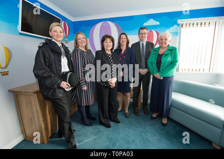 Larbert, Falkirk, UK. 21 mars 2019. Sur la photo : (gauche - droite) Gillian MacDonald - Sous-Directeur de la police ; Hazel Somerville - la violence basée sur le genre et le gestionnaire de centre de plomb ; Jeane Freeman MSP - Cabinet Secrétaire de la Santé et du Sport ; le Dr Catherine Calderwood - Médecin en chef pour le gouvernement écossais ; Andrew Murray - Directeur Médical de Forth Valley NHS ; Lynn Wadell - NHS Forth Valley Égalité du plomb. Crédit : Colin Fisher/Alamy Live News Banque D'Images